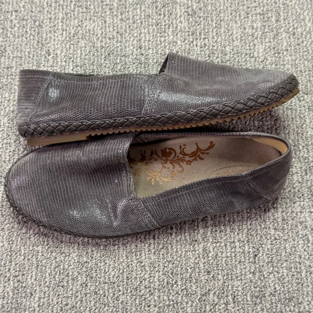 Aetrex Slip-On Flats Women's Size 6 6.5 Gray Lizard Print Leather Shoes